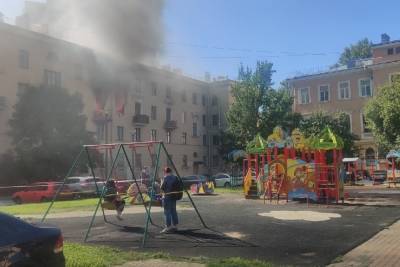 Полыхающий пожар на проспекте Стачек не помешал петербурженке насладиться прогулкой с детьми