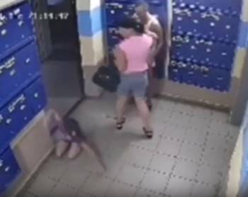 Обезумевший россиянин схватил свою малолетнюю дочь за волосы и ударил об стену