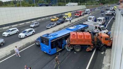 Дептранс Москвы прокомментировал ДТП с автобусом на Боровском шоссе