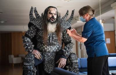 Лидер рок-группы Lordi явился на вакцинацию от коронавируса в костюме монстра