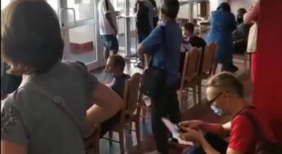 "Нет даже туалета": ярославцы застряли в очереди на вакцинацию в цирке