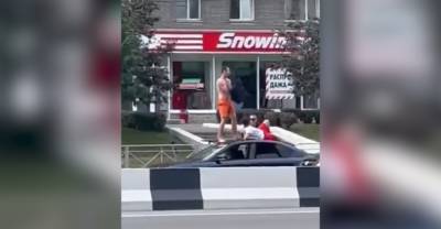 "Позор, а не мужики!": Двое парней прокатились по Новосибирску на крыше автомобиля