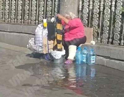 В Киеве женщина устроила стирку прямо возле Центрального ЖД-вокзала