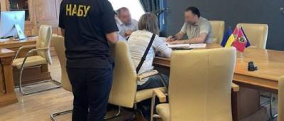 Главу Харьковского облсовета уличили в миллионной взятке. Его исключили из «Слуги народа»