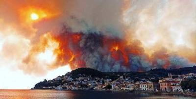 "Приближается к домам": в Греции объявили эвакуацию из-за бушующих пожаров