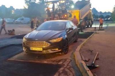 У Києві поклали асфальт навколо припаркованого автомобіля