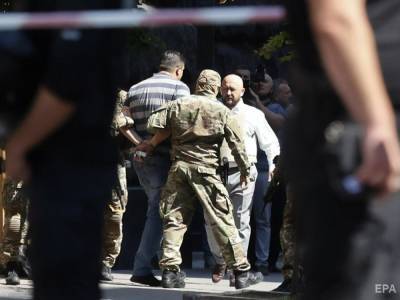 МВД показало видео задержания мужчины, угрожавшего взорвать гранату в Кабмине