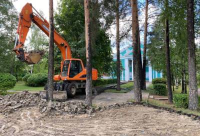 Рабочие приступили к благоустройству парка вблизи Дома культуры во Всеволожске