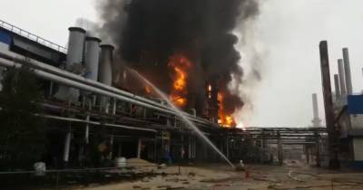 На заводе в Новом Уренгое вспыхнул мощный пожар
