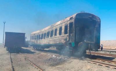 В Каракалпакстане полностью выгорел плацкартный вагон. Он использовался как складское помещение