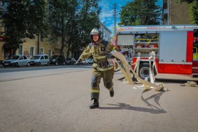 Пожарные в Смоленске отработали норматив прокладки магистральной рукавной линии