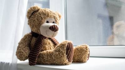 Выброшенный отцом из окна в Москве ребенок разговаривал с врачами: «Мне больно»