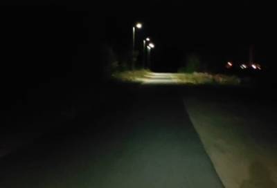 Велодорожка ужаса: житель Соснового Бора показал, как фонари превратили его поездку в приключение