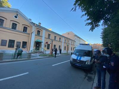 В Петербурге под крыльцом совета депутатов МО Смольнинское взорвали дымовую шашку