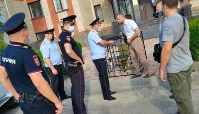 В Ставрополе задержали художника, установившего золотой унитаз перед зданием ГИБДД - argumenti.ru - Ставрополье