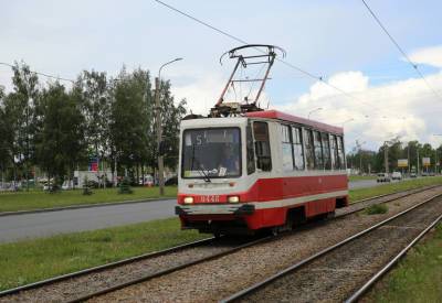 Трамваи объезжают Среднеохтинский из-за прорыва трубы