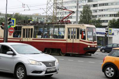 Коммунальная авария на Среднеохтинском проспекте заблокировала движение трамваев №23 и №39