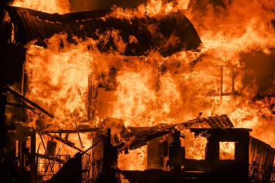 В новгородских селах ночью дотла выгорели дом и гараж