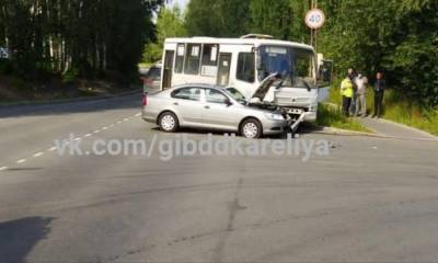 Четыре человека пострадали в ДТП с маршруткой в Петрозаводске