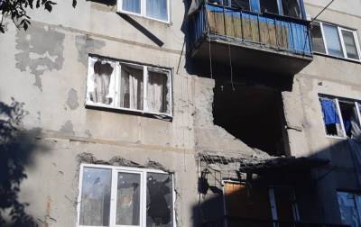 Боевики обстреляли многоэтажку в Красногоровке, есть раненый