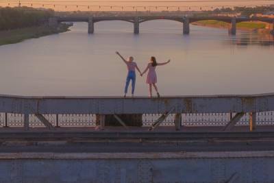 В Твери девушки стояли на краю Старого моста, рискуя жизнями