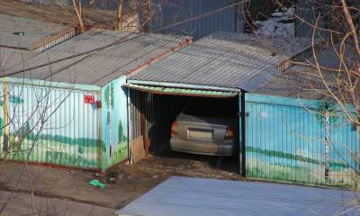 Мужчина упал в яму вниз головой в своем гараже в Петрозаводске