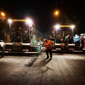 В Запорожье ночью ремонтируют дорогу на проспекте Соборном. Фото