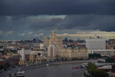 Москвичей предупредили о ливне с грозой в четверг
