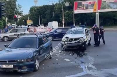 Нацгвардейцы попали в аварию на служебном авто в Одессе: видео ДТП
