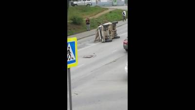 Автомобиль перевернулся на дороге в Корсакове после аварии