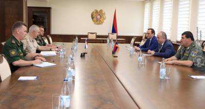 Глава МО Карапетян обсудил с Рустамом Мурадовым ситуацию на армяно-азербайджанской границе