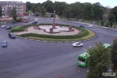Городской автобус попал в ДТП в Пскове на площади Победы