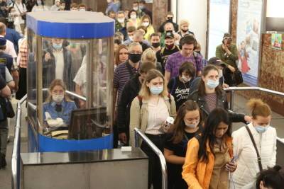 Петербуржцы не могли попасть в метро из-за банковского коллапса