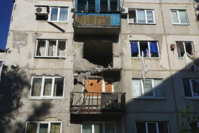 На Донбассе оккупанты обстреляли многоэтажку в Красногоровке, ранен мирный житель: фото