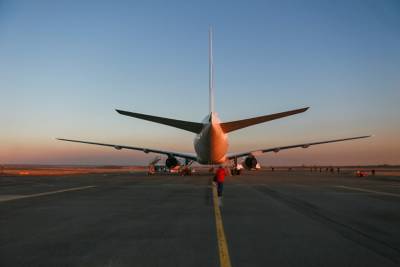 Самолет Челябинск-Москва вернулся в аэропорт из-за проблем с топливной системой