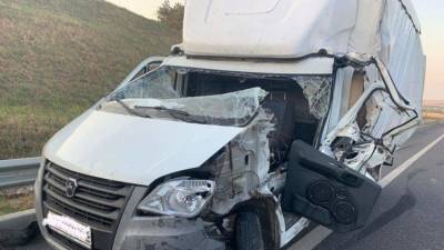Фургон влетел в грузовик на трассе "Таврида": есть пострадавший