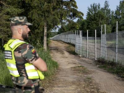 Минск заявил, что Литва "агрессивно выдворяет" мигрантов обратно в Беларусь