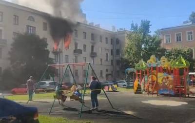 В РФ дети катались на качелях возле горящего дома