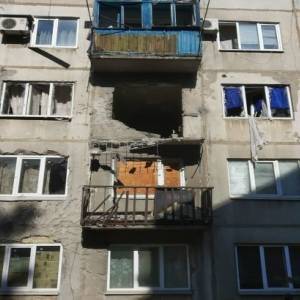Обстрел многоэтажки в Красногоровке: опубликованы первые фото