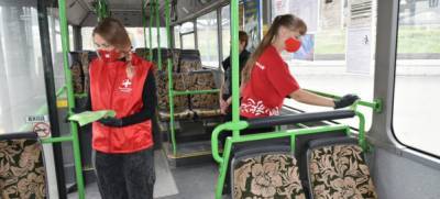 В Барнауле добровольцы отмыли автобусы от ковида