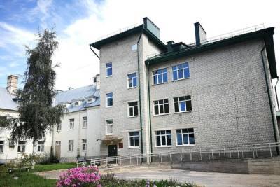 Помощник президента и губернатор Псковской области посетили больницу в Печорах