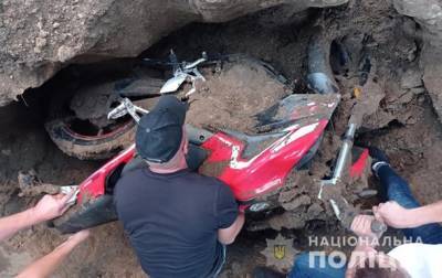 Житель Житомирщины украл и закопал мотоцикл во дворе