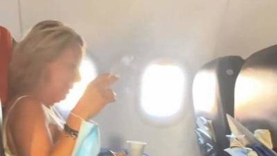 На закурившую в самолете пассажирку завели уголовное дело
