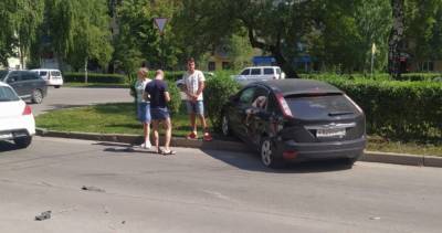 На улице Терешковой иномарка после ДТП улетела на газон