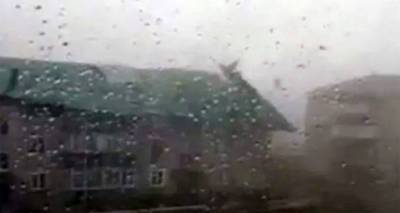 Сильный ветер в Башкирии сносит кровли домов и школ – видео