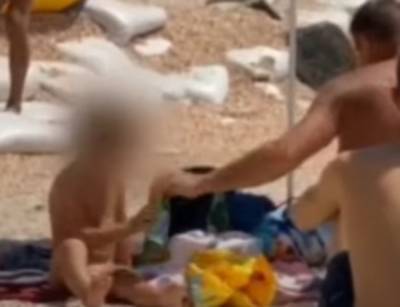 Ребенку дали выпить пиво посреди пляжа в Кирилловке: возмутительное видео - politeka.net - Украина