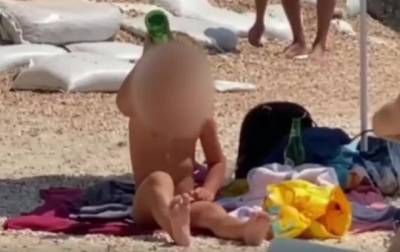 В Кирилловке маленький мальчик на пляже пил пиво