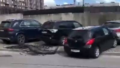 Петербурженка снесла забор и четыре автомобиля, перепутав педали газа и тормоза
