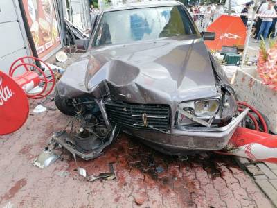 Mercedes протаранил мини-рынок в Калининграде, одна женщина погибла