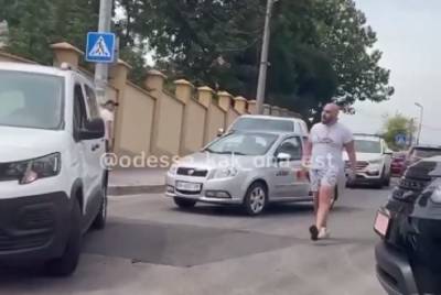 Таксист угрожал пистолетом посреди дороги: видео инцидента в Одессе - politeka.net - Украина - Одесса